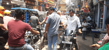 बेतारजीह गाड़ी टोकरी ठेला बास बल्ला  तिरपाल समान से जाम जिसका संरक्षक है ट्रैफ़िक पुलिस और निगम बर्ना जाम नही लगता सुने