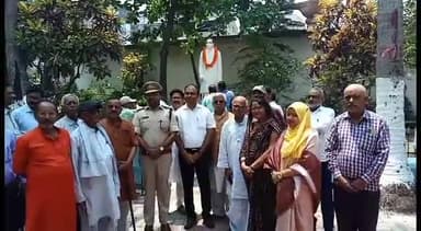 बेगूसराय: दिनकर भवन में राष्ट्र कवि रामधारी सिंह दिनकर की मनाई गई पुण्यतिथि, डीएम व एसपी ने उनकी प्रतिमा पर किया माल्यार्पण