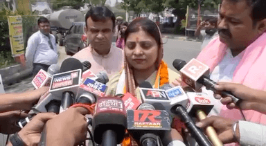 कानपुर: कांग्रेस मेयर प्रत्याशी ने दिया नारा, लड़की हूं लड़ सकती हूं

कांग्रेस पार्टी से कानपुर की मेयर प्रत्याशी आशनी अवस्थी ने सोमवार को अपना फाइनल नामांकन पत्र जमा किया