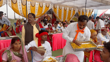 मुख्यमंत्री कन्या विवाह योजना के तहत जनपद प, जिला डिण्डोरी में
सामूहिक विवाह कार्यक्रम में नव जोड़ों को भोजन परोसा।
 #मुख्यमंत्री_कन्या_विवाह_योजना