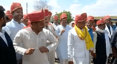 आज मुख्यमंत्री कन्या विवाह योजना में 160 दूल्हों की बारात में सम्मिलित होकर नव विवाहित जोड़ों का विवाह संपन्न कराया।
 #मुख्यमंत्री_कन्या_विवाह_योजना