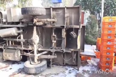 दौसा: जिला दौसा के पुलिस लाइन चौराहे के पास अनियंत्रित होकर दूध से भरा टैंकर पलटा, सड़क पर बहा दूध