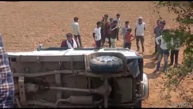 बसेड़ी: गुलाबली के समीप सड़क में हो रहे गड्ढों के चलते पलटी बोलेरो, एक महिला हुई घायल