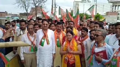 तिलहर: नगर पालिका तिलहर से भाजपा प्रत्याशी निर्मला गुप्ता ने अपना नामांकन दाखिल किया