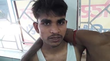 बेगूसराय: मटिहानी गंगा घाट में नहाने के दौरान एक युवक को लोगों ने डूबने से बचाया, प्राथमिक उपचार के लिए अस्पताल में करवाया भर्ती