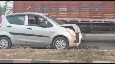 धनौरा: गजरौला रिलायंस पेट्रोल पंप के पास दो कारों की भिड़ंत मची अफरा-तफरी लगा जाम पहुंची पुलिस