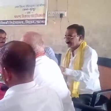 सोनपुर: सोनपुर प्रखंड कार्यालय परिसर में बीपीआरओ ने ग्राम कचहरी की समस्याओं को लेकर ग्राम कचहरी के सदस्यों के साथ की बैठक