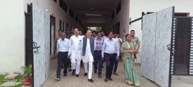 तिलहर: मंत्री जितिन प्रसाद ने तिलहर विधायक के आवास पर पहुंचकर उनके पिता की मृत्यु पर जताया शोक