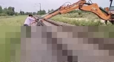 तिलहर: कटरा क्षेत्र के रेलवे ट्रैक पर अज्ञात ट्रेन की टक्कर से गोवंश की मौत,गौरक्षकों ने मौके पर पहुंचकर अंतिम संस्कार किया।