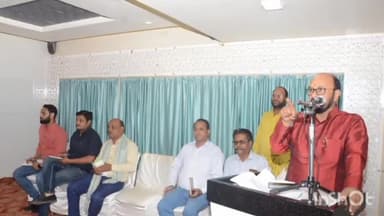 आगरा: पंचकुइयां स्थित गेस्ट हाउस में केबिनेट मंत्री योगेन्द्र उपाध्याय ने मंडल-बूथ अध्यक्षों के साथ की चुनावी बैठक।