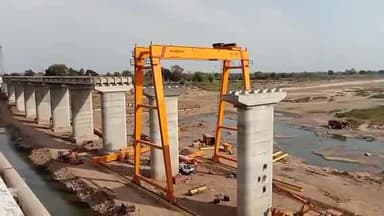 होशंगाबाद नगर: नर्मदा पुरम शहर के निर्माणाधीन ब्रिज पर करोड़ों की सहायता से रखे 48 गर्डर 144 रखना बाकी