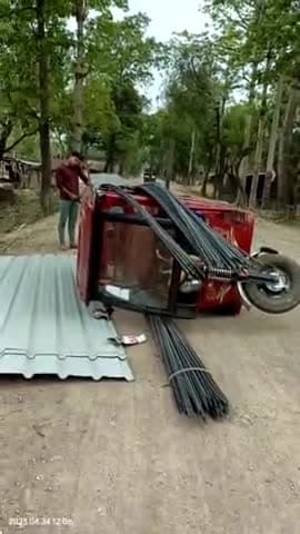 ऐसे ऑटो रिक्शा चालको पर हो कार्रवाई। सवारी की जगह लगते हैं भारी-भरकम सरिया @ऑटो रिक्शा #बहराइच