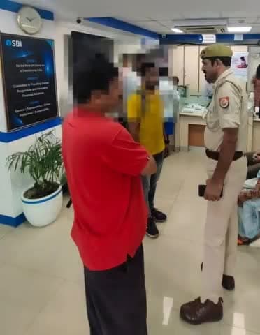 गाज़ियाबाद: पुलिस कमिश्नरेट गाजियाबाद के थाना क्षेत्रों में पुलिस ने सुरक्षा व्यवस्था के दृष्टिगत बैंक व एटीएम में चलाया चेकिंग