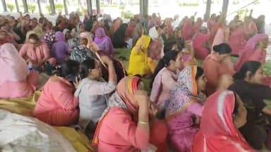 करनाल: सेक्टर-12 स्थित हुड्डा पार्क में आंगनवाड़ी वर्कर और हेल्पर द्वारा दिया जा रहा है धरना, मांगों को लेकर दिया जाएगा ज्ञापन