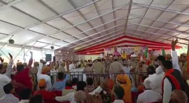 रायबरेली: जीआईसी ग्राउंड में मुख्यमंत्री योगी के आने के पूर्व ही समर्थकों में दिखा जोश, गानों की धुन पर थिरके समर्थक