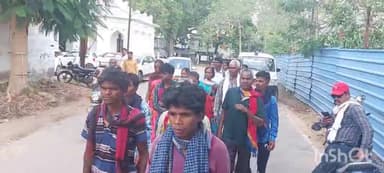 अंबिकापुर: मूलभूत सुविधाओं की मांग को लेकर ग्राम पंचायत पटपरिया के दर्जनों ग्रामीणों ने डीएम को सौंपा ज्ञापन