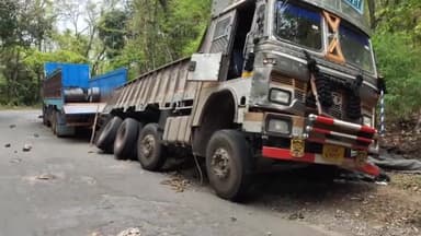 दरभा: NH-30 दरभा के झीरम घाटी के पास ब्रेक फेल होने के कारण सड़क से नीचे उतरा ट्रक वाहन, कोई हताहत नहीं