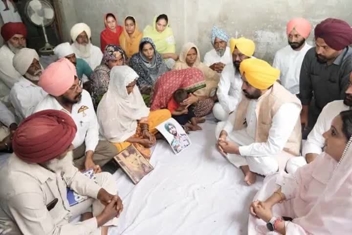 Punjab CM Bhagwant Mann meets the family of Jawan Kulwant Singh ji of Moga who was martyred in the #Poonch terror attack

He handed over a check of ₹1 Crore given as financial assistance