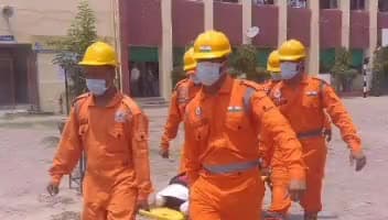 लहुराबीर क्षेत्र में NDRF ने ज़िला आपदा प्रबंधन प्राधिकरण के साथ अग्निकांड पर किया संयुक्त मॉक ड्रिल