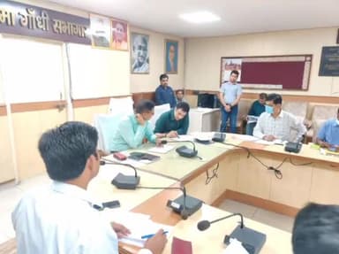 गाज़ियाबाद: नगर निकाय चुनाव को निष्पक्ष एवं शांतिपूर्ण संपन्न कराने को लेकर DM की अध्यक्षता में कलेक्ट्रेट सभागार में हुई बैठक