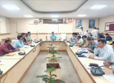 गाज़ियाबाद: कलेक्ट्रेट स्थित महात्मा गांधी सभागार में डीएम ने सुनी उद्यमियों की समस्याएं