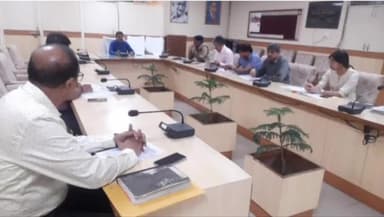 गाज़ियाबाद: ADM वित्त की अध्यक्षता में कलेक्ट्रेट सभागार में बाढ़ नियंत्रण को लेकर सिंचाई विभाग के अधिकारियों के साथ बैठक का आयोजन