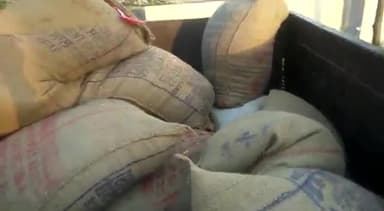 जलेसर: खाद्यान्न की कालाबाजारी की सूचना पर खाद्य विभाग की टीम ने निधौली चौराहे के पास पकड़ा ट्रैक्टर-ट्राली में लदा गेहूं