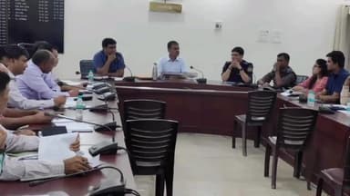 जिलाधिकारी ने संभावित बाढ़ के दृष्टिगत सभी तैयारी समय पर पूर्ण करने के अधिकारियों को दिए निर्देश
