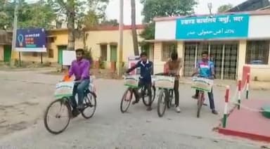 जमुई: 'साइकिल यात्रा एक विचार' मंच ने अपने सदस्यों के साथ लगातार 381वीं यात्रा के दौरान बानपुर गांव में किया पौधारोपण