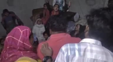 गाज़ियाबाद: अंबेडकर नगर में युवक ने फांसी लगाकर की आत्महत्या, मौके पर पहुंची पुलिस