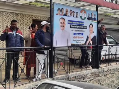 शिमला ग्रामीण: कांग्रेस कार्यकर्ताओं ने कच्चीघाटी में नगर निगम शिमला कांग्रेस प्रत्याशी किरण शर्मा के पक्ष में वोट मांगे
