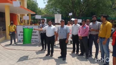 आगरा: विश्व मलेरिया दिवस पर हलवाई की बगीची स्थित मुख्य चिकित्सा कार्यालय से निकाली गई जागरूकता रैली।