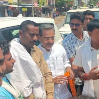 अरवल: प्रसादी इंग्लिश में डिहरी जाने के क्रम में राष्ट्रीय लोक जनता दल के राष्ट्रीय अध्यक्ष उपेंद्र कुशवाहा का किया गया स्वागत