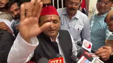 गाज़ियाबाद: उत्तर प्रदेश के पूर्व मुख्यमंत्री अखिलेश यादव आज सपा से मेयर प्रत्याशी पूनम यादव के घर पहुंचे