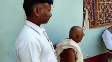 करपी: कुर्था RJD विधायक बागी कुमार वर्मा ने किंजर गांव पहुंच मृतक चिन्ता देवी के परिजनों को दी सांत्वना।