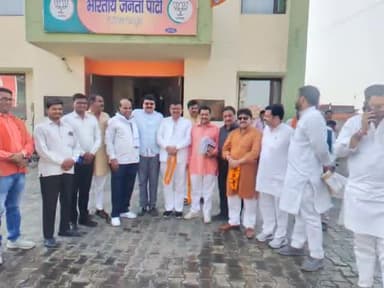 रामपुर में क्षेत्रीय अध्यक्ष जी के साथ बैठक में सम्मिलित होकर निकाय चुनाव हेतु आगामी योजना बनाई ।