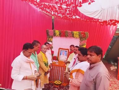 धनंजय मिश्रा जी के पिता जी के श्राद्ध कर्म में शामिल हुए।