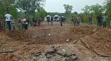 छत्तीसगढ़ के दंतेवाड़ा में बड़ा नक्सली हमला, 11 जवान शहीद 
छत्तीसगढ़ के दंतेवाड़ा में नक्सलियों ने बड़ी वारदात को अंजाम