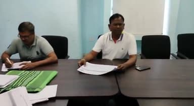 सोनभद्र बंशी सुर्यपुर: बंसी प्रखंड कार्यालय में जातीय जनगणना को लेकर अनुवा पंचायत में कार्यरत सभी कर्मियों की हुई बैठक