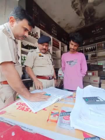 धामपुर: धामपुर CO ने आबकारी टीम के साथ आगामी निकाय चुनाव के मद्देनजर शराब की दुकानों पर चलाया चैकिंग अभियान