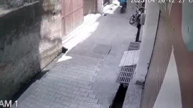 रूड़की: गणेशपुर चौहान डेरी वाली गली में घर के बाहर खड़ी मोटरसाइकिल हुई चोरी, सीसीटीवी में कैद हुआ चोर