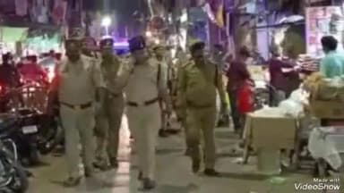 जयसिंहपुर: नगर निकाय चुनाव को देखते हुए एसपी सोमेन बर्मा ने गोसाईगंज थाना क्षेत्र के कस्बे में किया पैदल गश्त