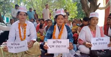 पन्ना: CMHO कार्यालय के पास फिर प्रारंभ हुई संविदा स्वास्थ्य कर्मियों की क्रमिक भूख हड़ताल सरकार पर लगाए वादाखिलाफी के आरोप।