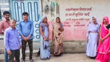 पिपलोदा: जनपद के गांव मचुन में जन अभियान परिषद अध्यक्ष अशोक परमार द्वारा घर-घर जाकर योजनाओं की दी जा रही जानकारी