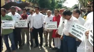 जगदलपुर: अरनपुर नक्सली हमले के विरोध में सिरहासार चौक पर समाजसेवियों से फूंका नक्सलवाद का पुतला