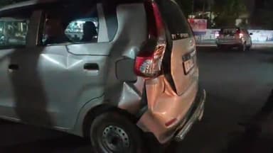 बुलंदशहर: काला आम चौराहे पर स्कूटर सवार को बचाने के चक्कर में दो गाड़ियों की हुई भिड़ंत