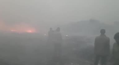मेरठ: नई सड़क पर खाली प्लॉट में पड़े कूड़े के ढेर में लगी भीषण आग, दमकल विभाग की टीम ने पाया आग पर काबू