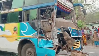 मेघातरी कालीमंडा के समीप ट्रक और बस में हुई टक्कर ।#koderma #meghatari