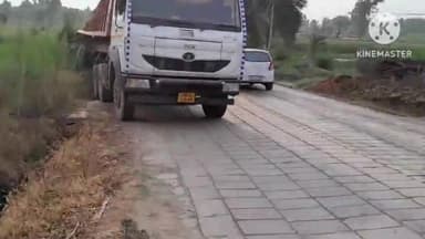 जगाधरी: मोहडी गांव में खनन सामग्री से भरा ओवरलोड ट्राला नाले में गिरा, बड़ा हादसा होने से टला