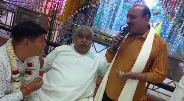 शब्द नहीं है आपकी सुंदर गायकी को बयां 
करने के लिए बहुत ही सुंदर आवाज के धनी 
बड़े भैया श्री #श्याम_कंचन_जी।।🙏🌹